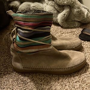 Toms moccasin boots size 7.5